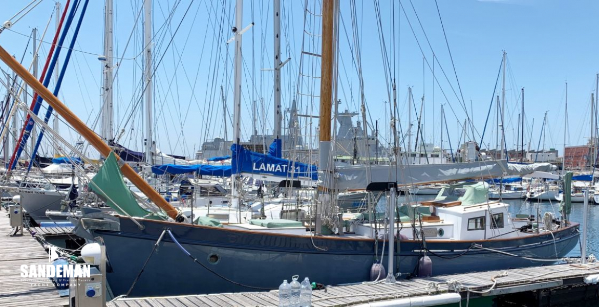 Bowsprit cantilevered