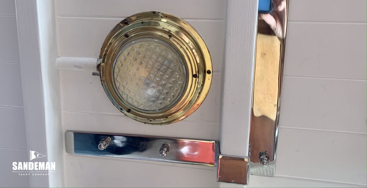 Trunk cabin deckhead liferaft internal bracket re-inforcement