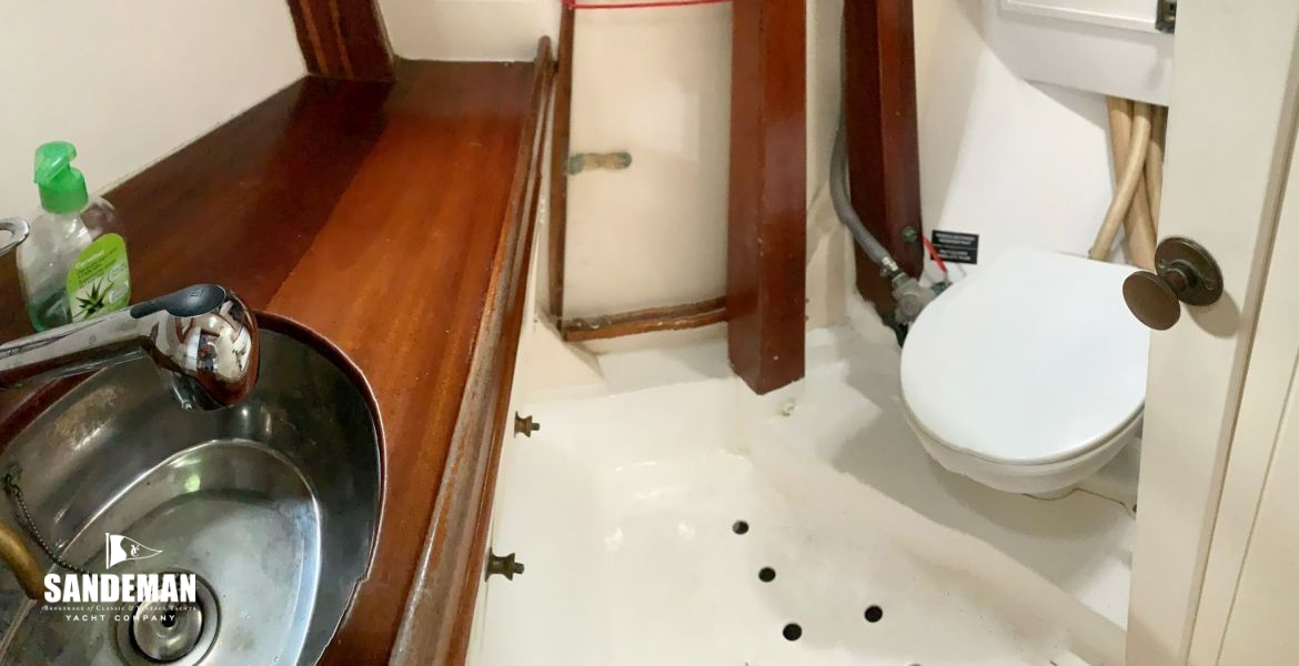 WC/ shower compartment view forward
