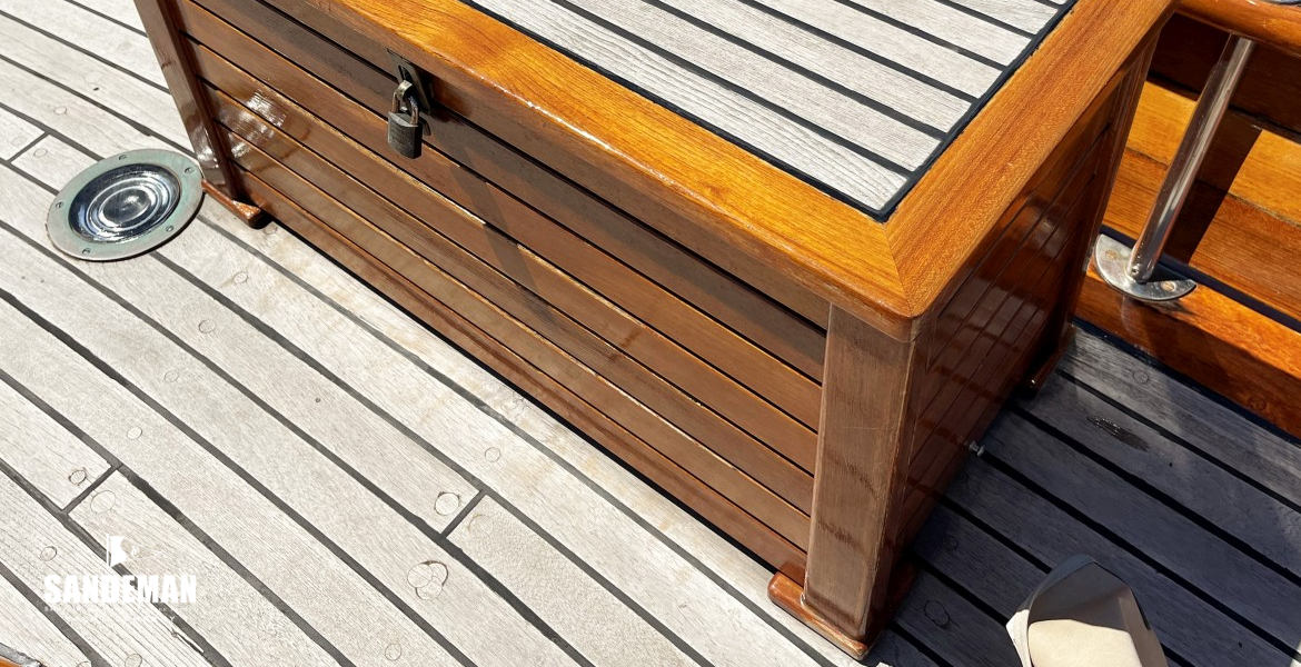 Foredeck stowage box