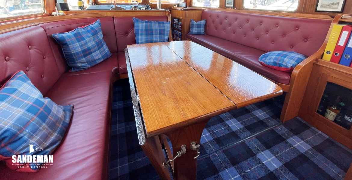 Saloon view forward