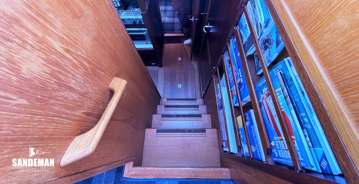 Companionway to forward accommodation