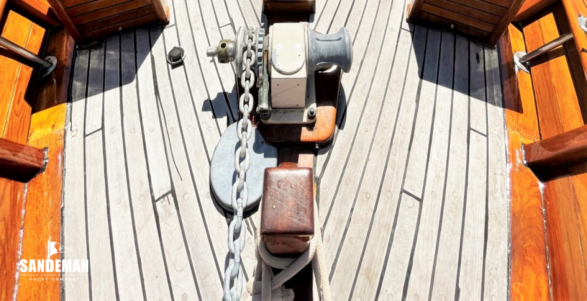 Foredeck view aft