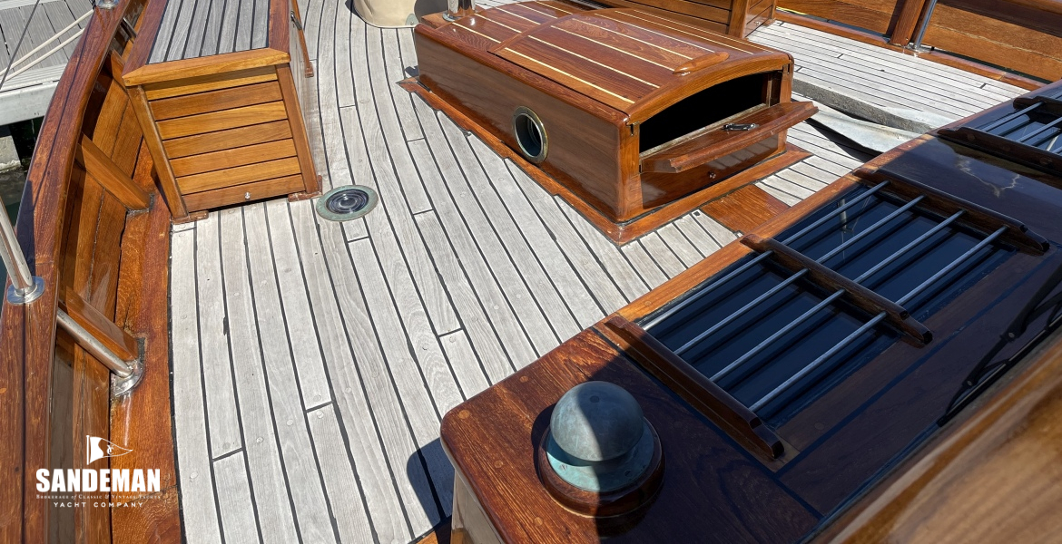 Foredeck view forward