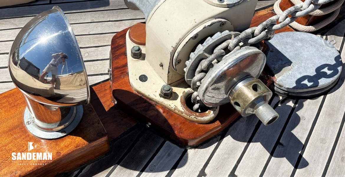 Hydraulic windlass