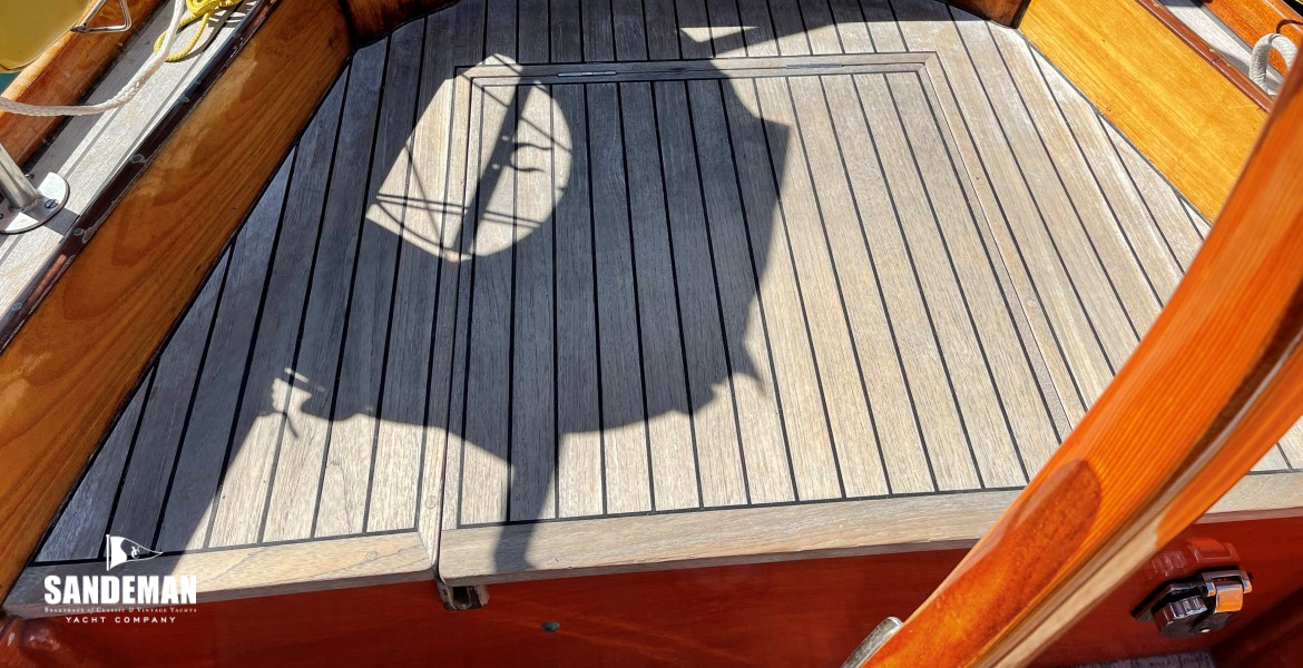 Aft cockpit; hatch to lazarette