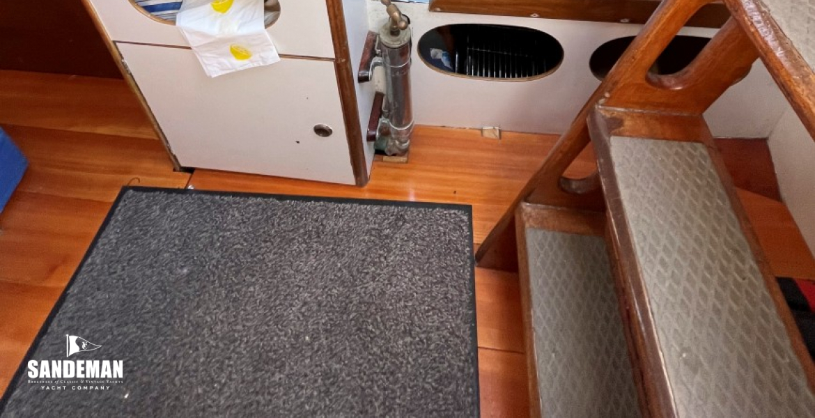 Galley to starboard