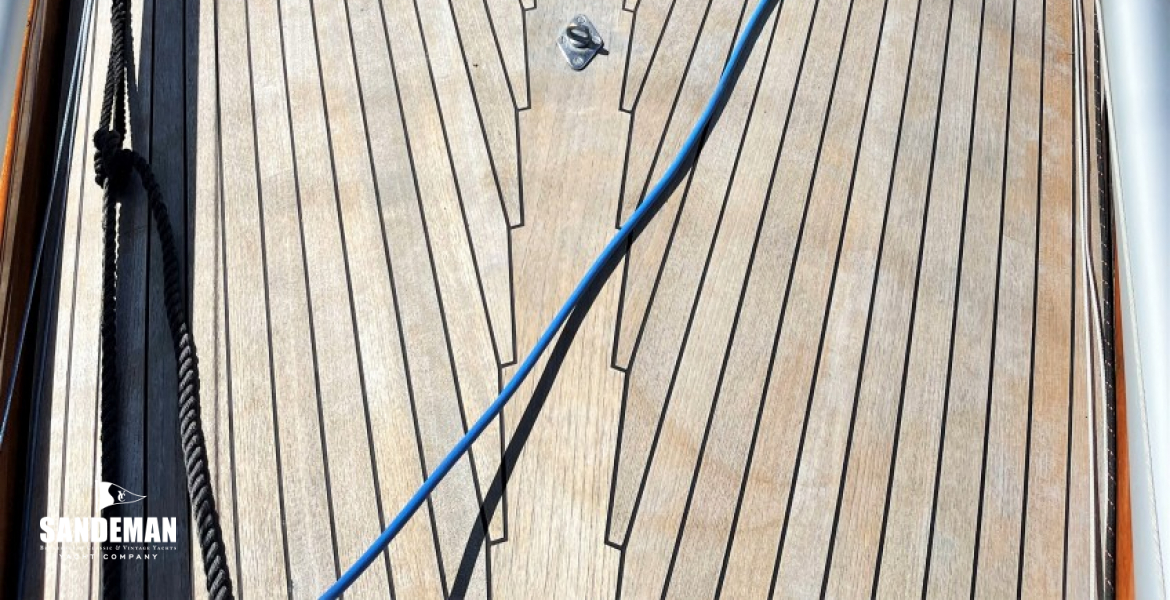 Foredeck view aft