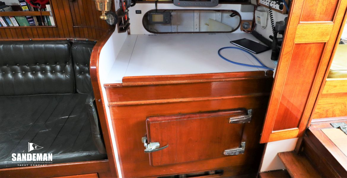 Chart table to starboard