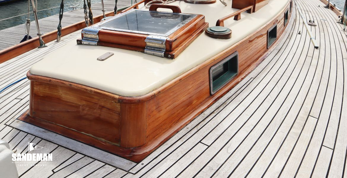 Foredeck view aft