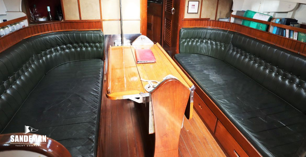 Saloon view forward