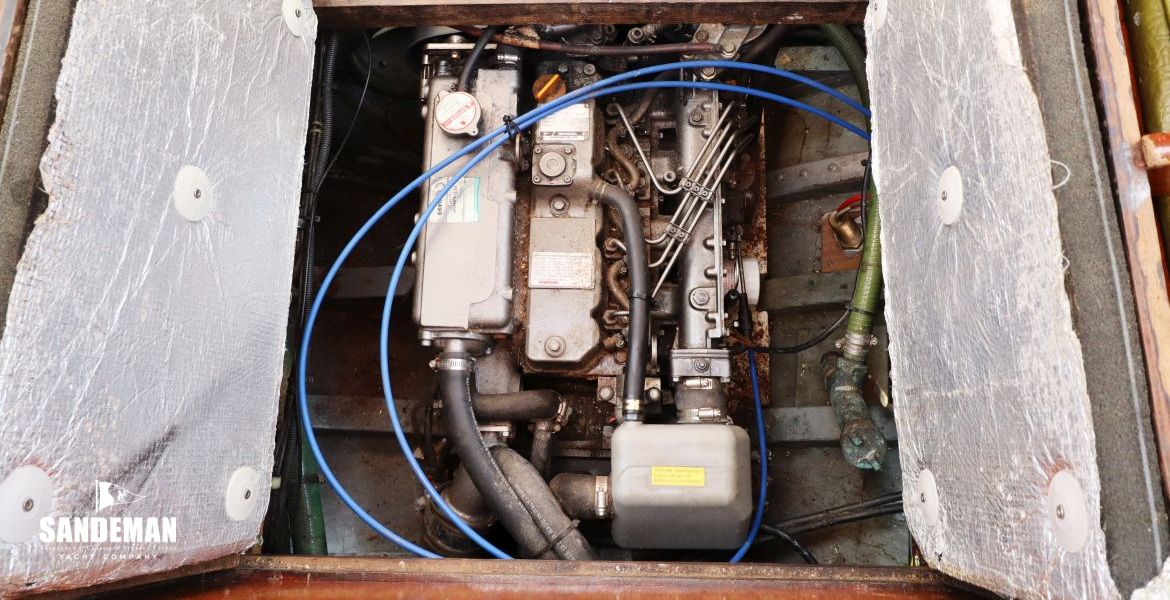 Engine under doghouse sole