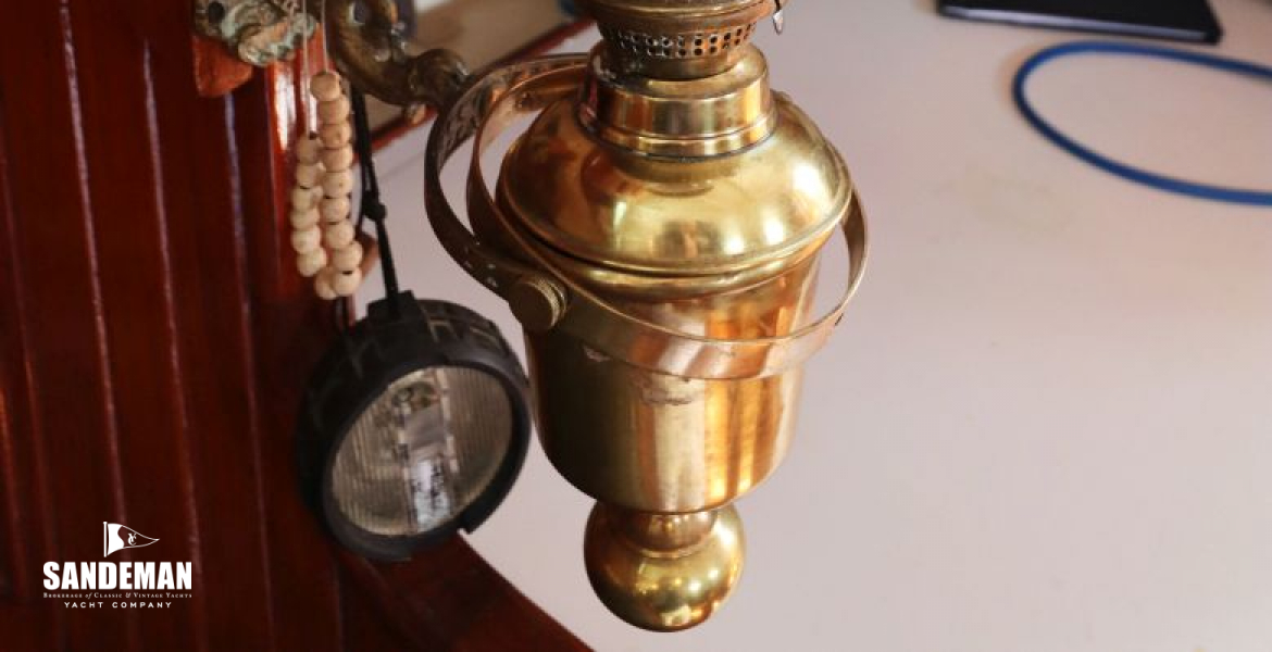 Gimballed oil lamp