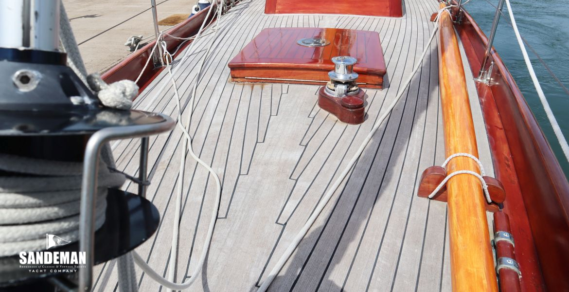 Foredeck view aft