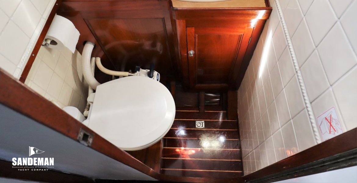 WC Compartment to starboard