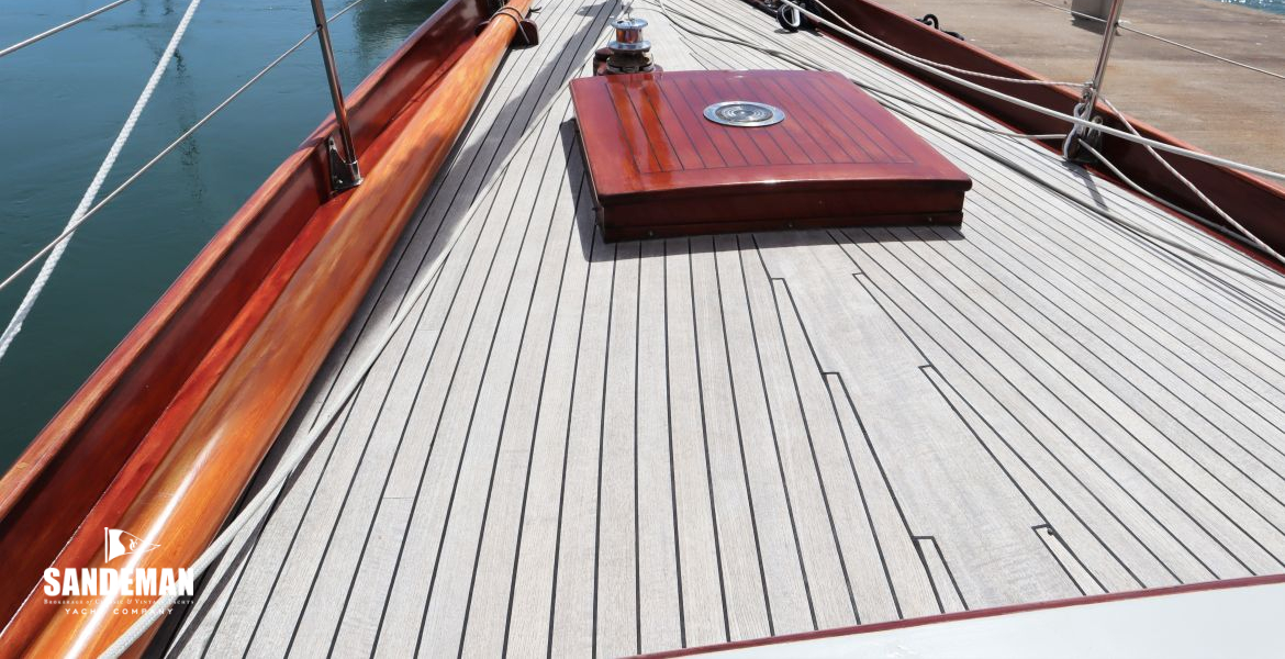 Foredeck view forward