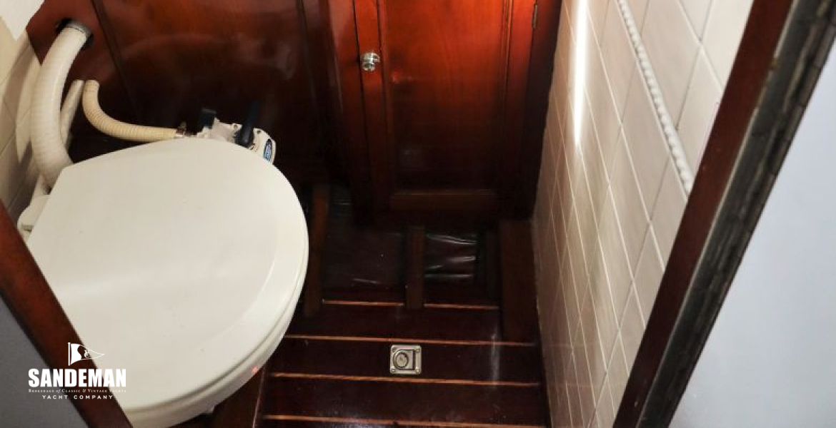 WC Compartment to starboard