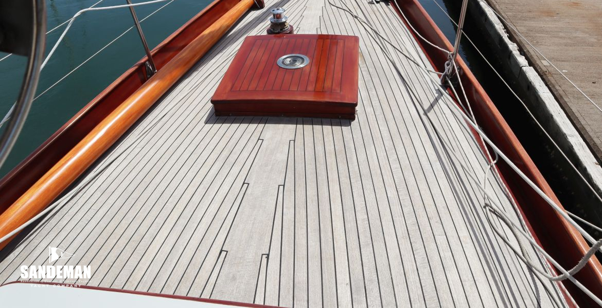 Foredeck view forward