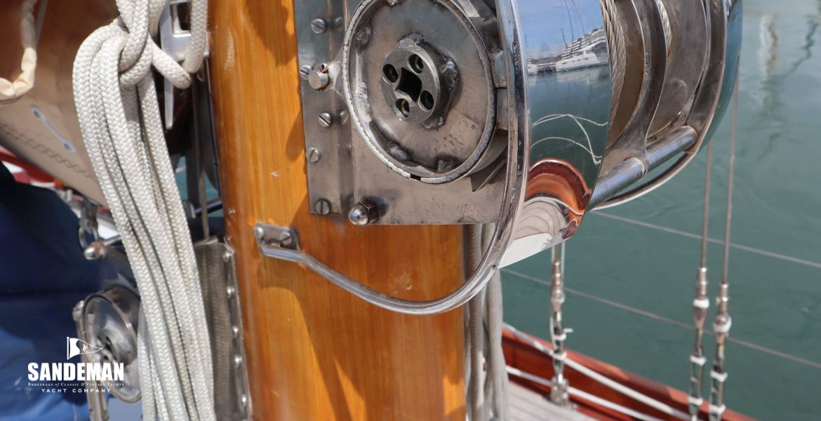 Double captive winch