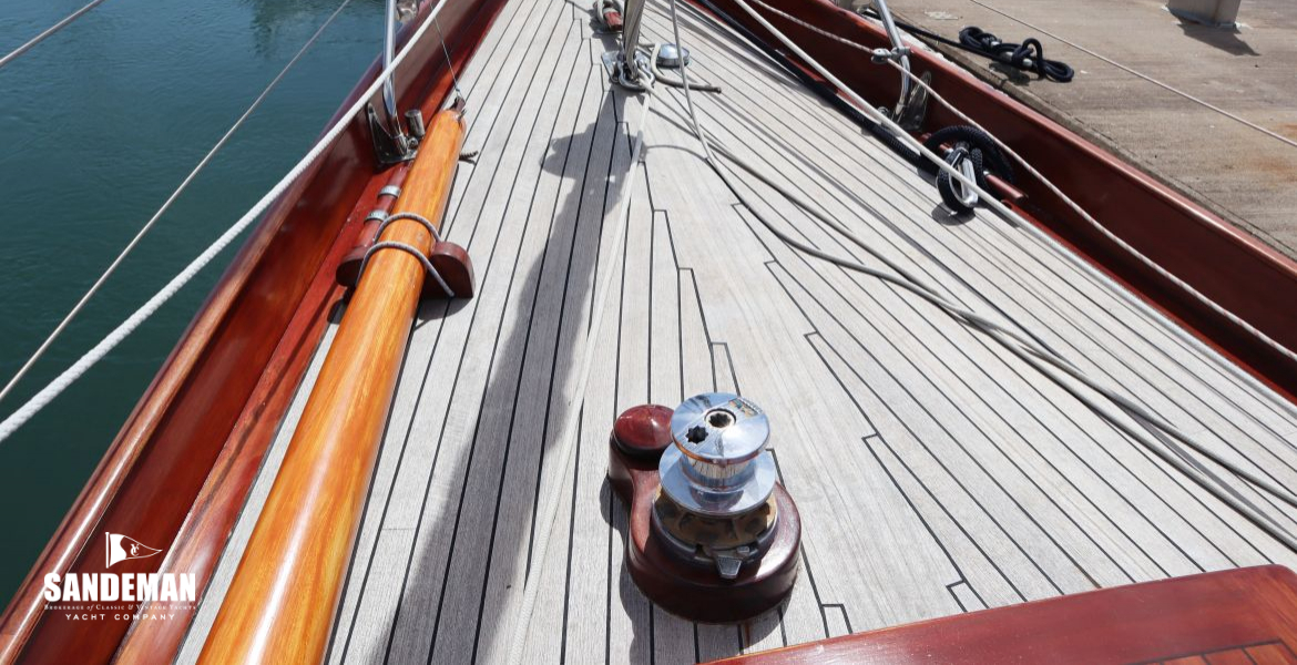 Foredeck view forward