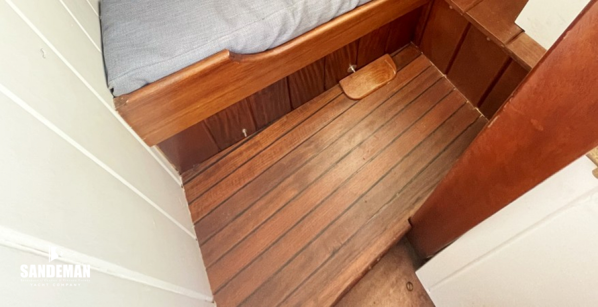 Cabin to starboard of companionway
