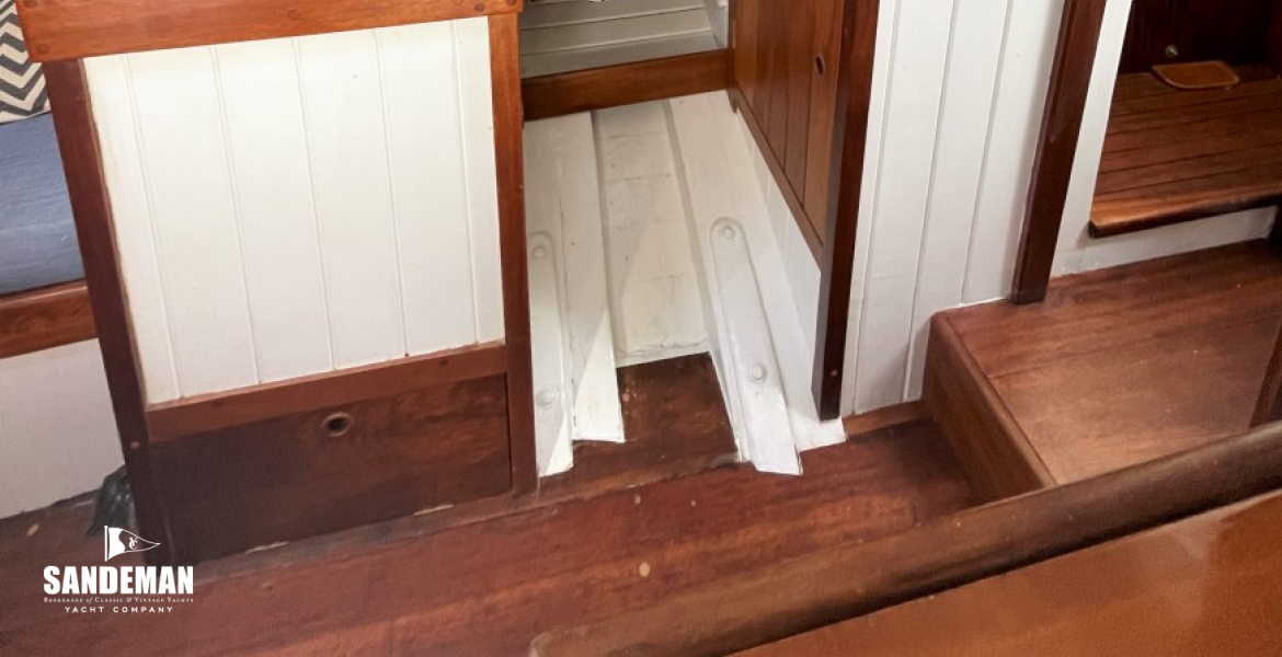 Galley to starboard