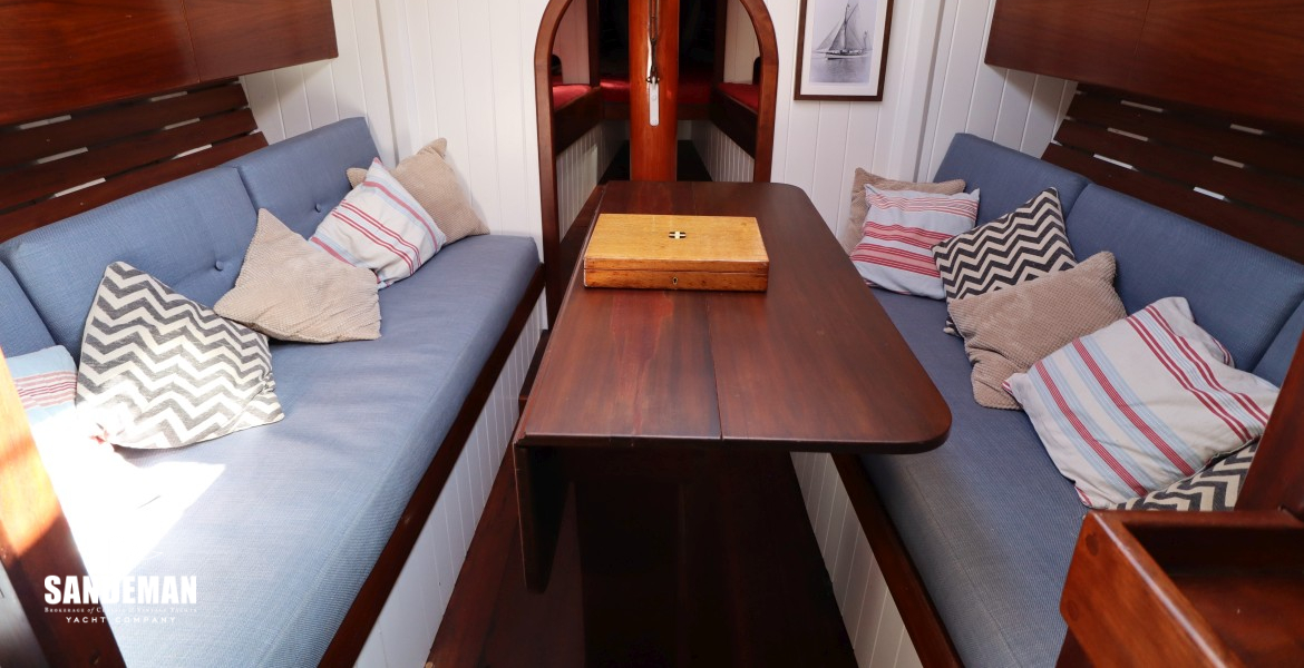 Saloon view forward