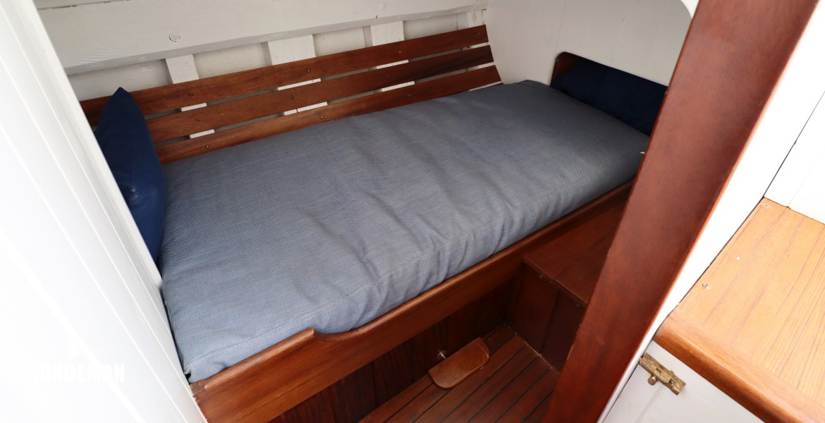 Cabin to starboard of companionway
