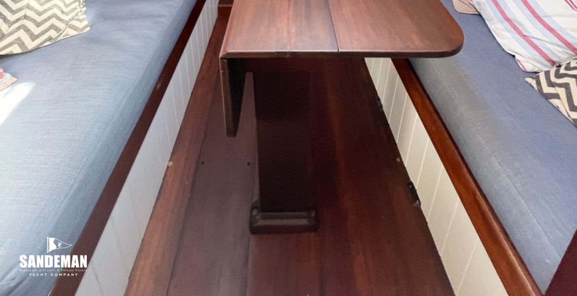 Saloon view forward