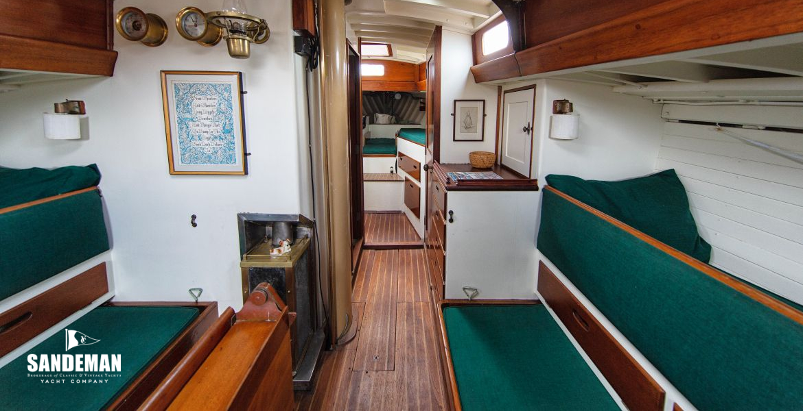 Saloon view forward