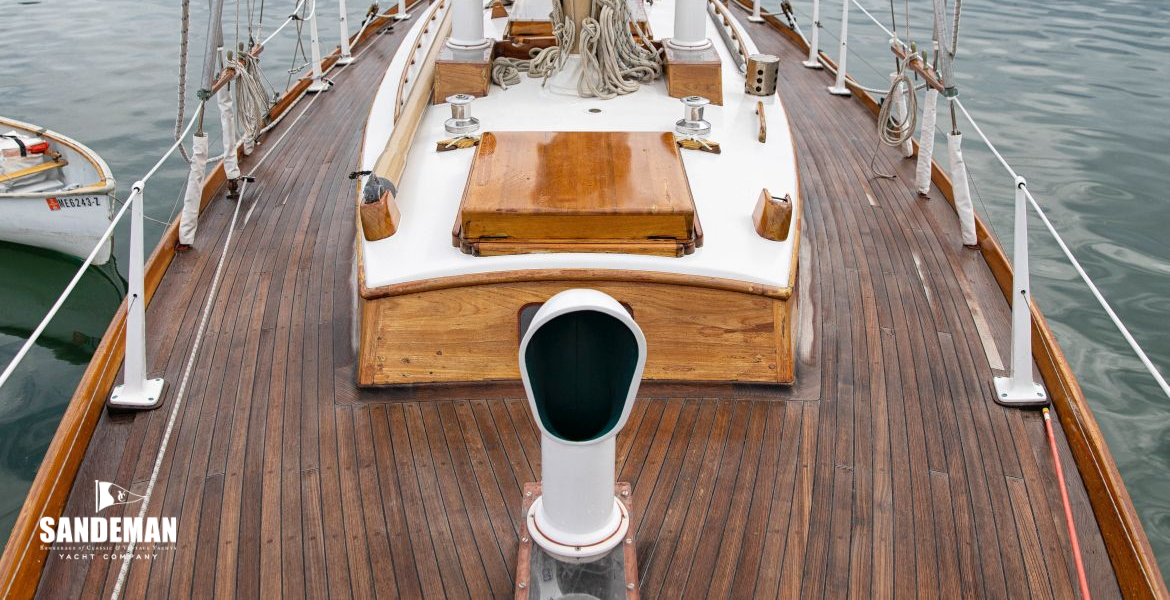 Foredeck view aft