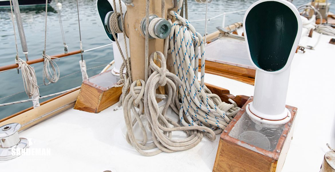 Trunk cabin at mast view aft