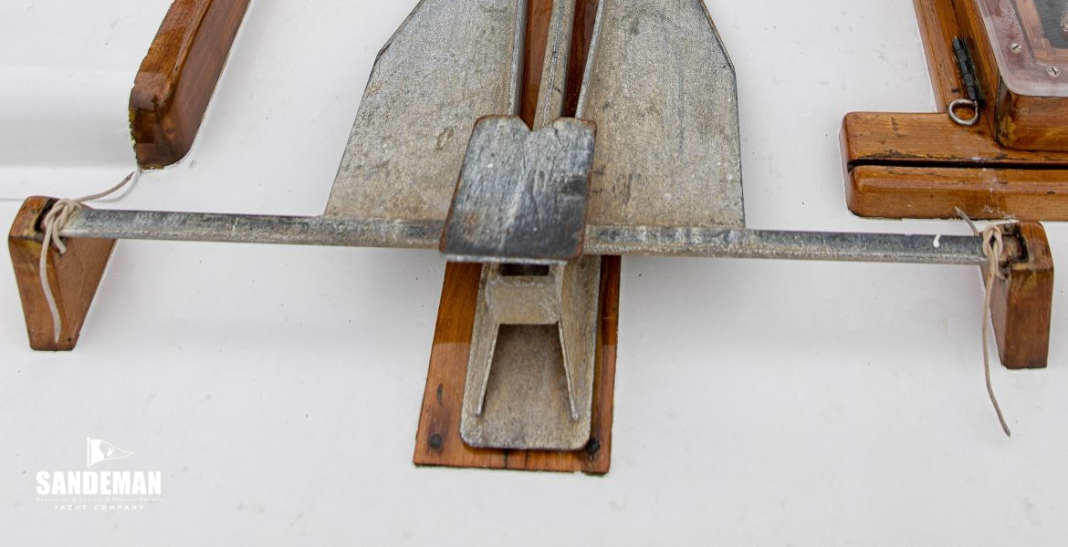 Anchor stowage on trunk cabin