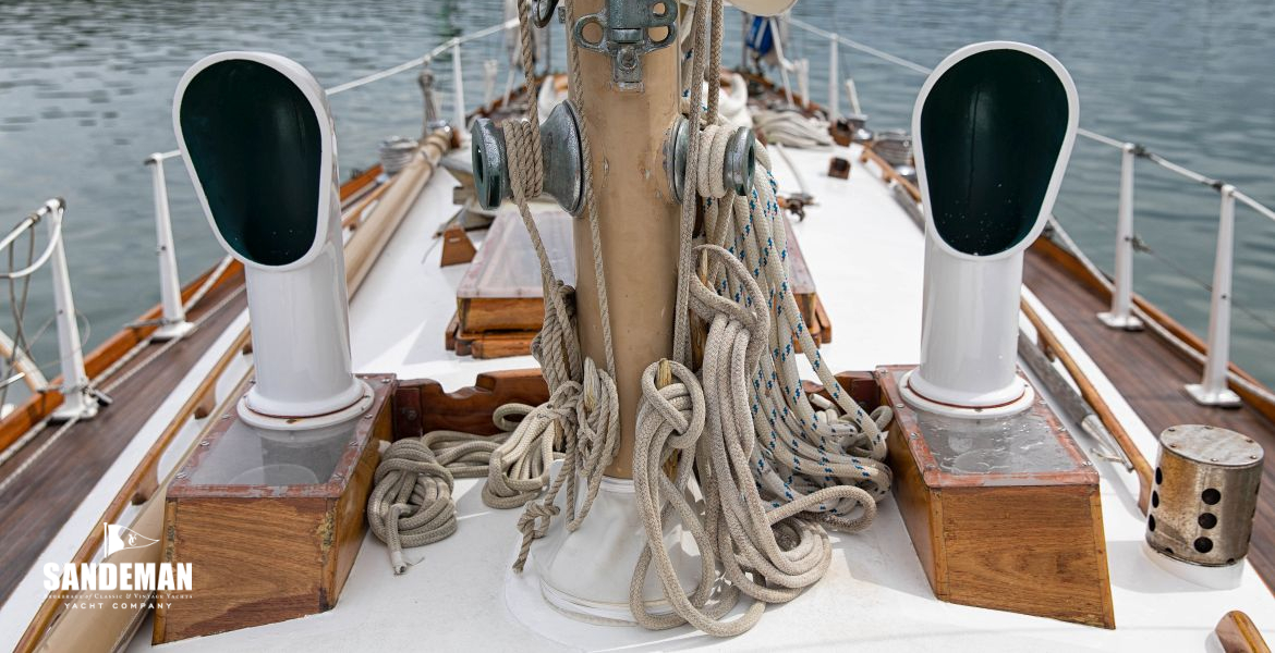 Trunk cabin at mast view aft