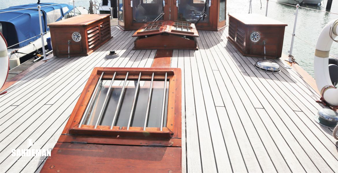 Foredeck view aft