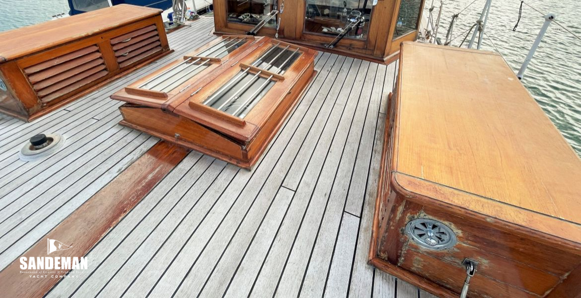 Mid foredeck view aft 