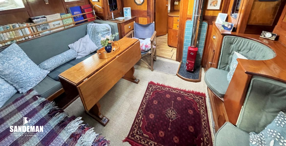 Saloon view forward