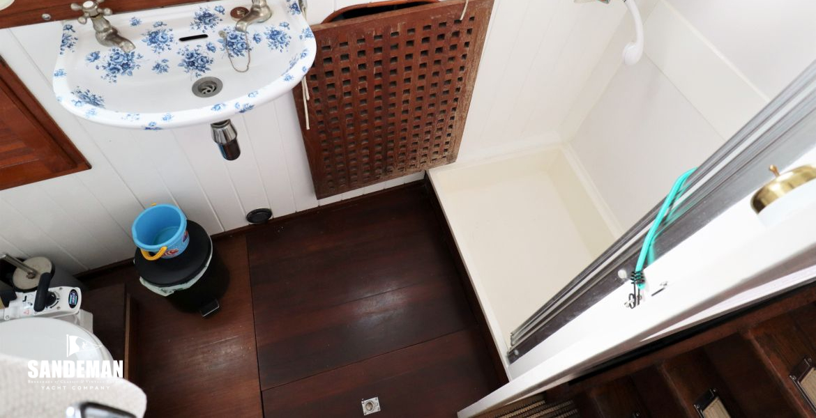 WC compartment to port view forward