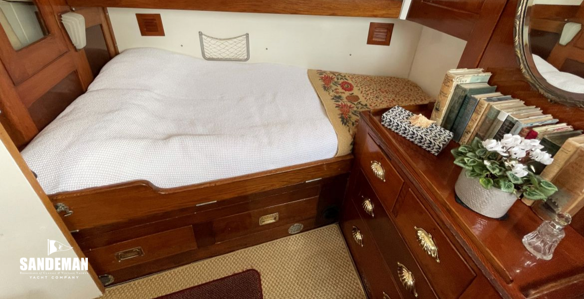 Owner aft cabin view to starboard