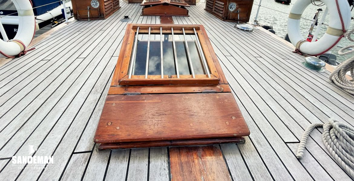Foredeck view aft