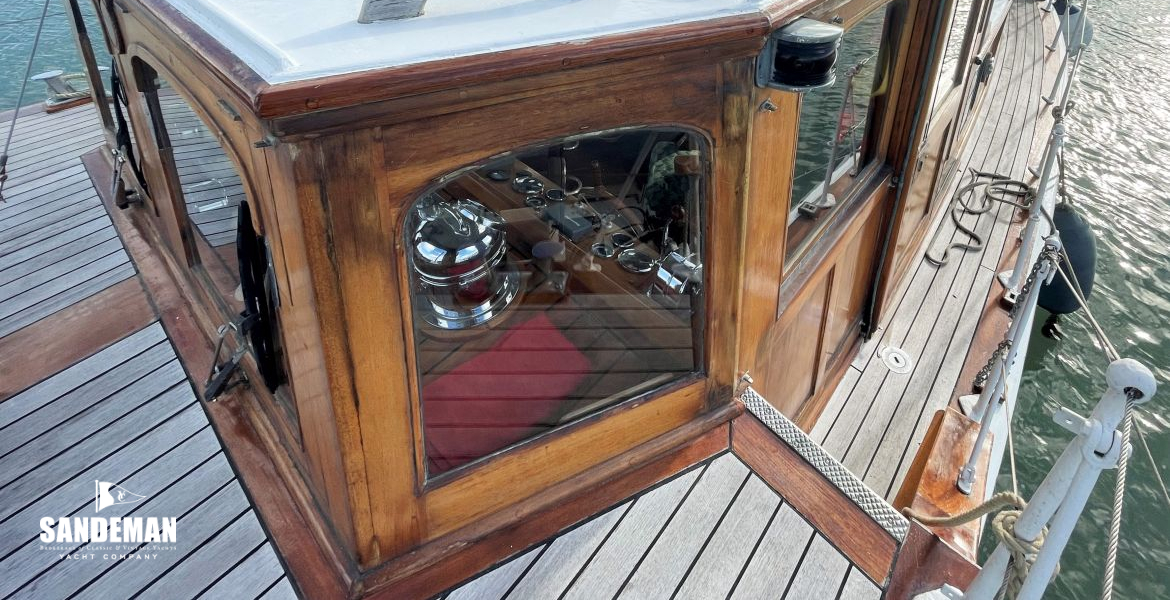 Wheelhouse view aft to port side deck