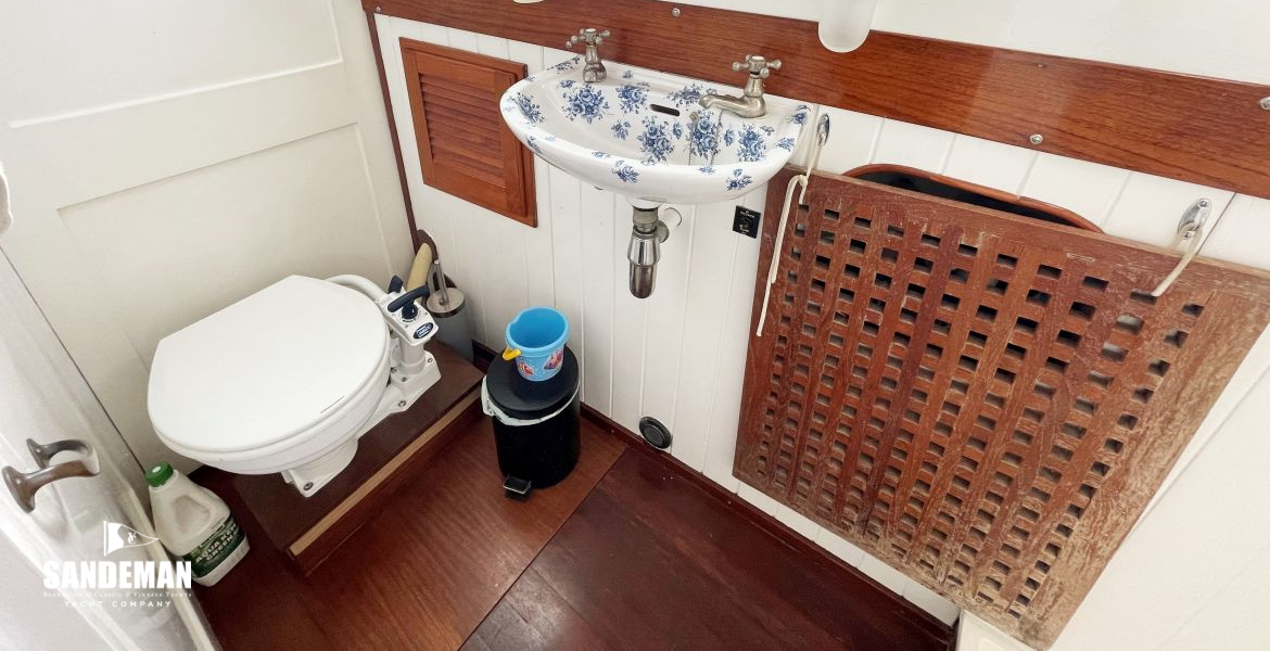 WC compartment view aft to starboard