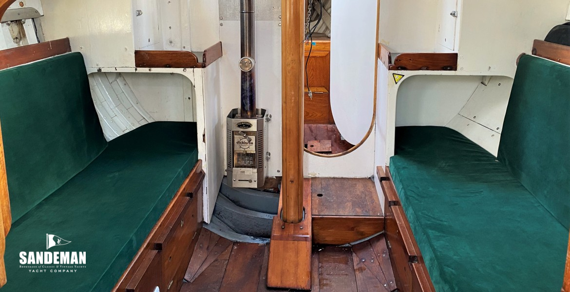 Saloon view forward