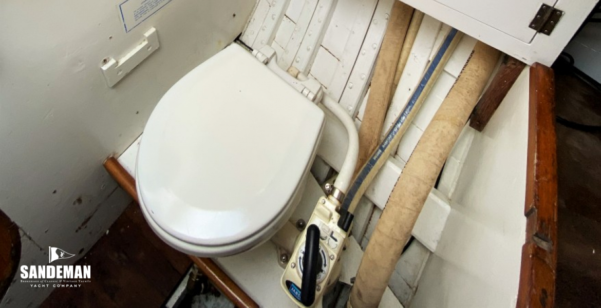 WC view aft to port
