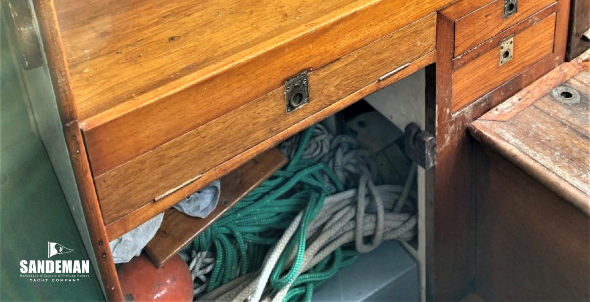 Chart table to starboard