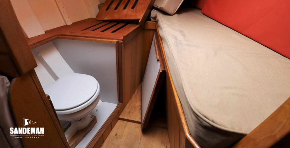 Forecabin revealing WC