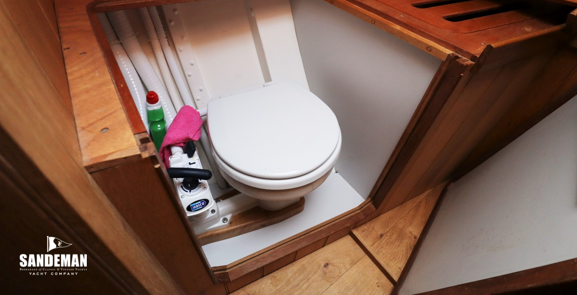 WC to port in fore cabin