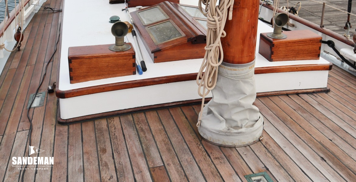 MAst and trunk cabin view aft