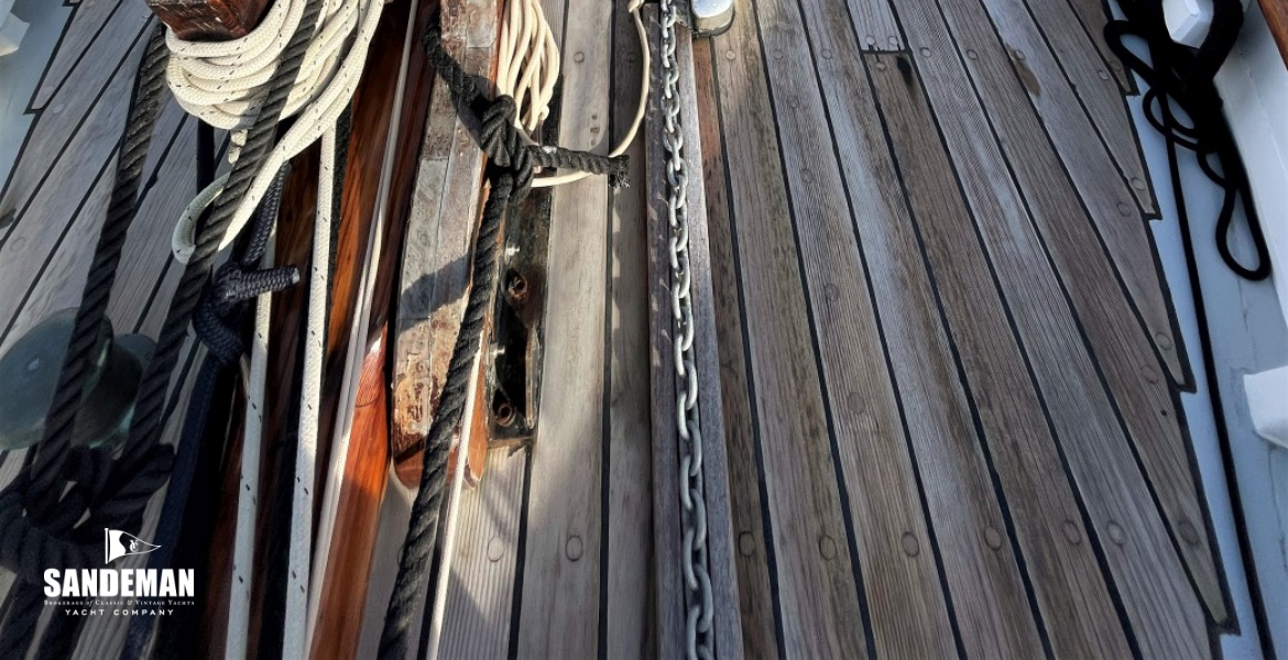 Foredeck view aft