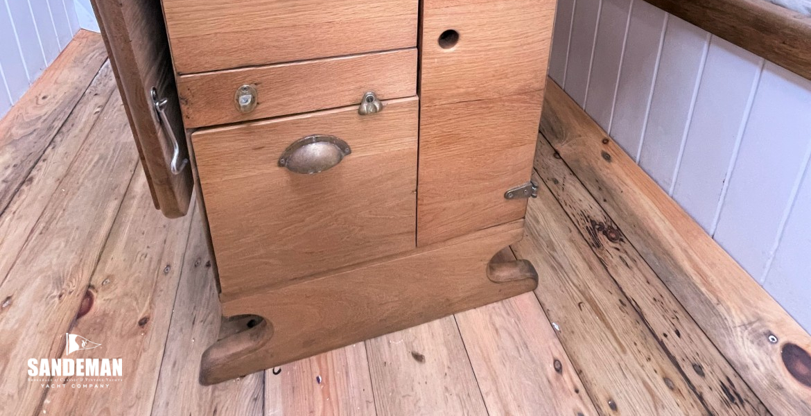 Saloon table details